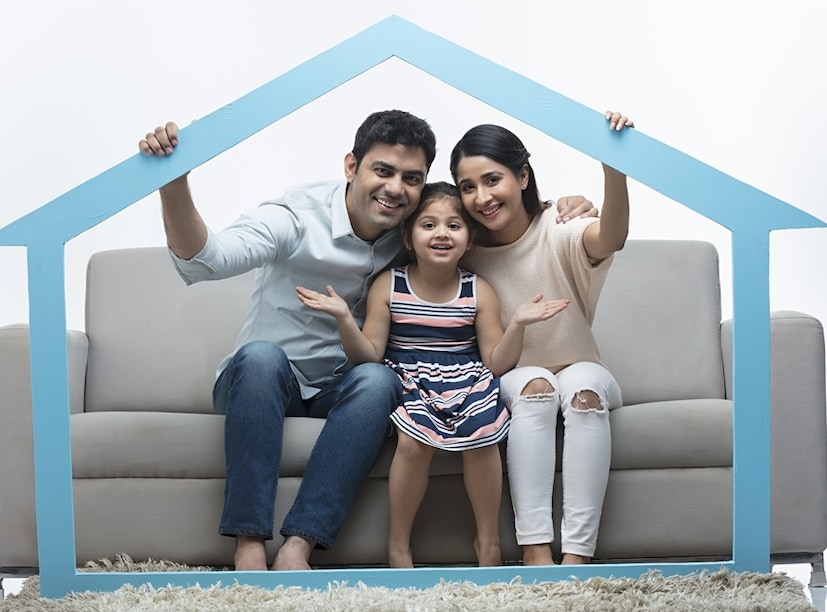 दुसरा महत्त्वाचा नियम 'डाउन पेमेंटशी संबंधित आहे. अहूजा यांच्या मते, कोणत्याही प्रॉपर्टीसाठी तुमच्याकडे किमान २० ते ३० टक्के रक्कम रोख किंवा बचतीच्या स्वरूपात तयार असली पाहिजे. जर तुम्ही १ कोटी रुपयांचे घर घेत असाल, तर तुमच्याकडे २० ते ३० लाख रुपये इतकी रक्कम रोख स्वरूपात असायला हवी. 