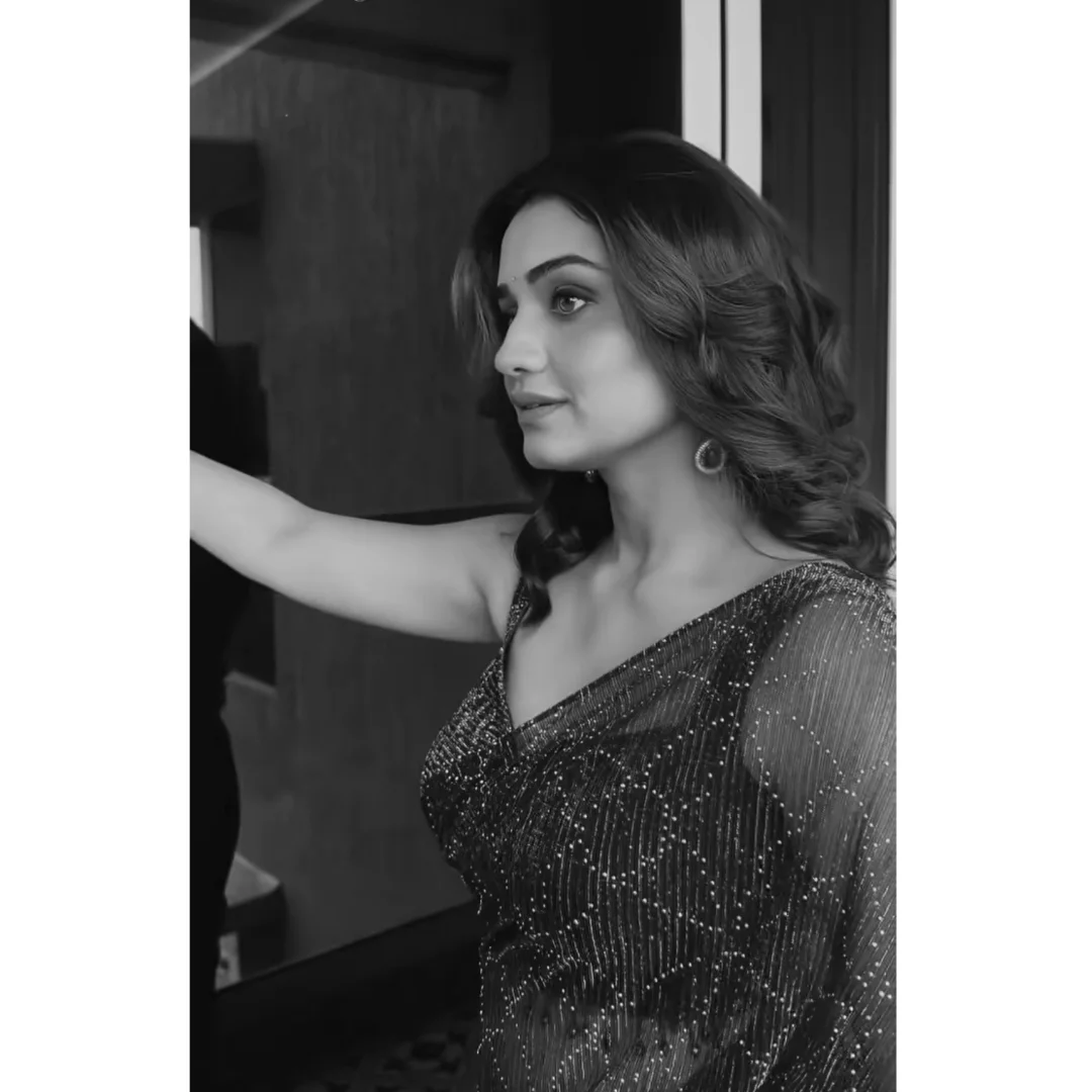 आपण बोलत आहोत ती अभिनेत्री म्हणजे हृता दुर्गुळे. दुर्वा, फुलपाखरू, मन उडू उडू झालं यासारख्या मराठी मालिकांमधून हृतानं प्रेक्षकांची मनं जिंकली. हिट मालिकांबरोबर हृता महाराष्ट्राची क्रश झाली.