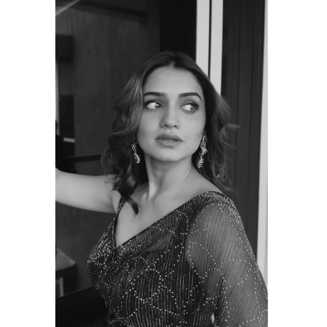 हीच महाराष्ट्राची क्रश जेव्हा मोठ्या पडद्यावर आली तेव्हाही प्रेक्षकांनी तिला भरभरून प्रेम दिलं. अनन्या या मराठी सिनेमातून हृतानं पदार्पण केलं. 