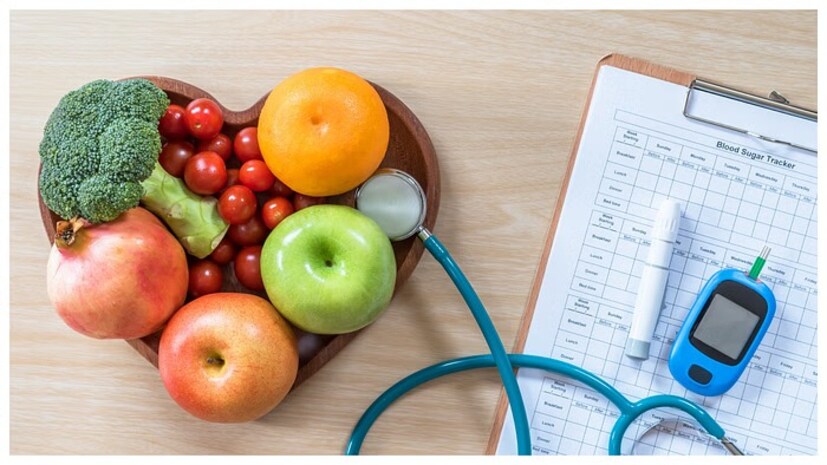 गोड फळे आणि फळांचे रस: जरी फळे आवश्यक जीवनसत्त्वे, खनिजे आणि फायबरचे चांगले स्रोत असले तरी, मधुमेही रुग्णांनी सर्व फळे खाऊ नयेत. काही फळांमध्ये नैसर्गिक साखरेचे प्रमाण खूप जास्त असते, जसे की आंबा, केळी, लिची, चिमटा आणि द्राक्षे. या फळांचे जास्त सेवन केल्याने रक्तातील साखर वाढू शकते. टीप : (वरील माहिती सामान्य माहितीवर आधारीत आहेत. न्यूज 18 मराठी याची पुष्टी करत नाही. आपला उद्देश तुमच्यापर्यंत माहिती पोहोचवण्याचा आहे.)