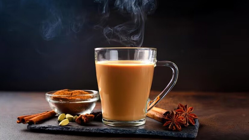 डॉ. दीप्ती खतुजा यांच्या मते, चहामध्ये कॅफिन आणि टॅनिन सारखे घटक असतात जे रिकाम्या पोटी पोटाच्या अस्तराला नुकसान पोहोचवतात. यामुळे पोटात आम्ल तयार होते, ज्यामुळे छातीत जळजळ आणि गॅसची समस्या उद्भवते.