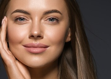 अचानक बदलतोय ओठांचा रंग? गंभीर आजारांच्या धोक्याचा असू शकतो इशारा अचानक बदलतोय ओठांचा रंग? गंभीर आजारांच्या धोक्याचा असू शकतो इशारा