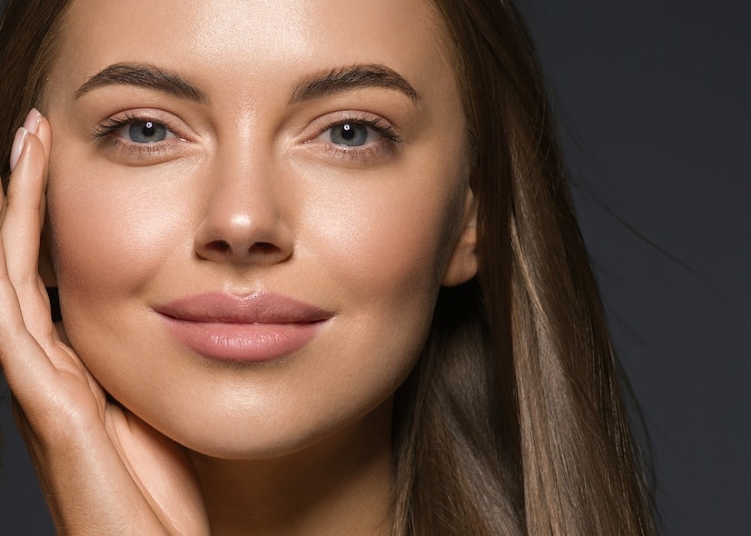 ओठ केवळ चेहऱ्याचे सौंदर्य वाढवत नाहीत तर ते आपल्या शरीराचे आरोग्य देखील दर्शवतात. ओठांचा बदलणारा रंग वेगवेगळ्या आरोग्य स्थिती दर्शवितो. आरोग्य तज्ञांच्या मते, ओठांचा रंग बदलणे हे बहुतेकदा शरीरातील अंतर्गत बदलांचे किंवा एखाद्या आजाराचे लक्षण असू शकते. हा रंग तुमच्या रक्ताभिसरणाची, पोषणाची कमतरता किंवा इतर कोणत्याही गंभीर आजाराची माहिती देऊ शकतो. ओठांचे वेगवेगळे रंग तुमच्या शरीरात होणाऱ्या आजारांचे संकेत कसे देतात ते जाणून घ्या. ओठ केवळ चेहऱ्याचे सौंदर्य वाढवत नाहीत तर ते आपल्या शरीराचे आरोग्य देखील दर्शवतात. ओठांचा बदलणारा रंग वेगवेगळ्या आरोग्य स्थिती दर्शवितो. आरोग्य तज्ञांच्या मते, ओठांचा रंग बदलणे हे बहुतेकदा शरीरातील अंतर्गत बदलांचे किंवा एखाद्या आजाराचे लक्षण असू शकते. हा रंग तुमच्या रक्ताभिसरणाची, पोषणाची कमतरता किंवा इतर कोणत्याही गंभीर आजाराची माहिती देऊ शकतो. ओठांचे वेगवेगळे रंग तुमच्या शरीरात होणाऱ्या आजारांचे संकेत कसे देतात ते जाणून घ्या.