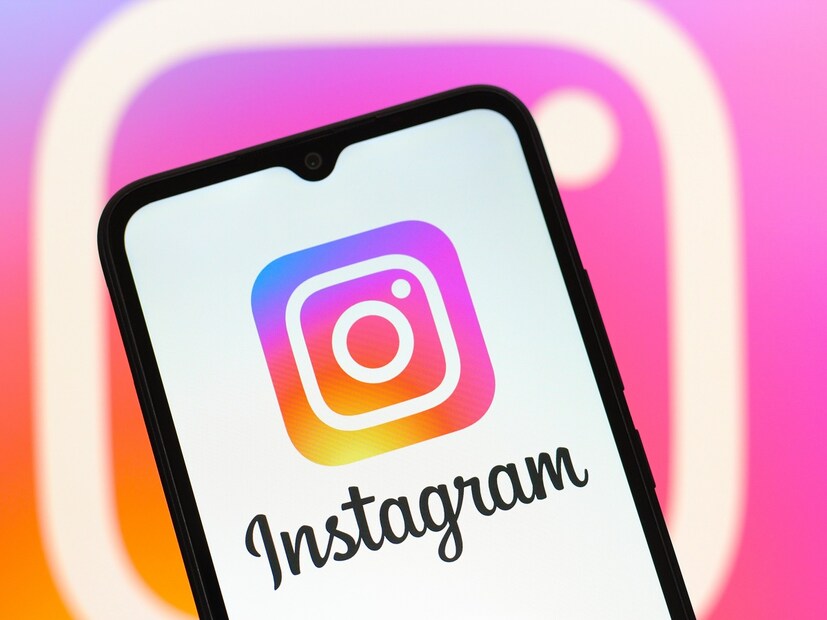 आता, इंस्टाग्रामने या समस्येवर उपाय शोधून काढला आहे. कंपनीने यूझर्सना त्यांच्या आवडीनुसार त्यांचे अल्गोरिथम कस्टमाइझ करण्याचा ऑप्शन दिला आहे. रील्स टॅबमध्ये, तुम्ही आता तुमच्या आवडीचे विषय निवडू शकता जेणेकरून इंस्टाग्राम तुमच्या आवडीनुसार तुमचे फीड कस्टमाइझ करू शकेल.