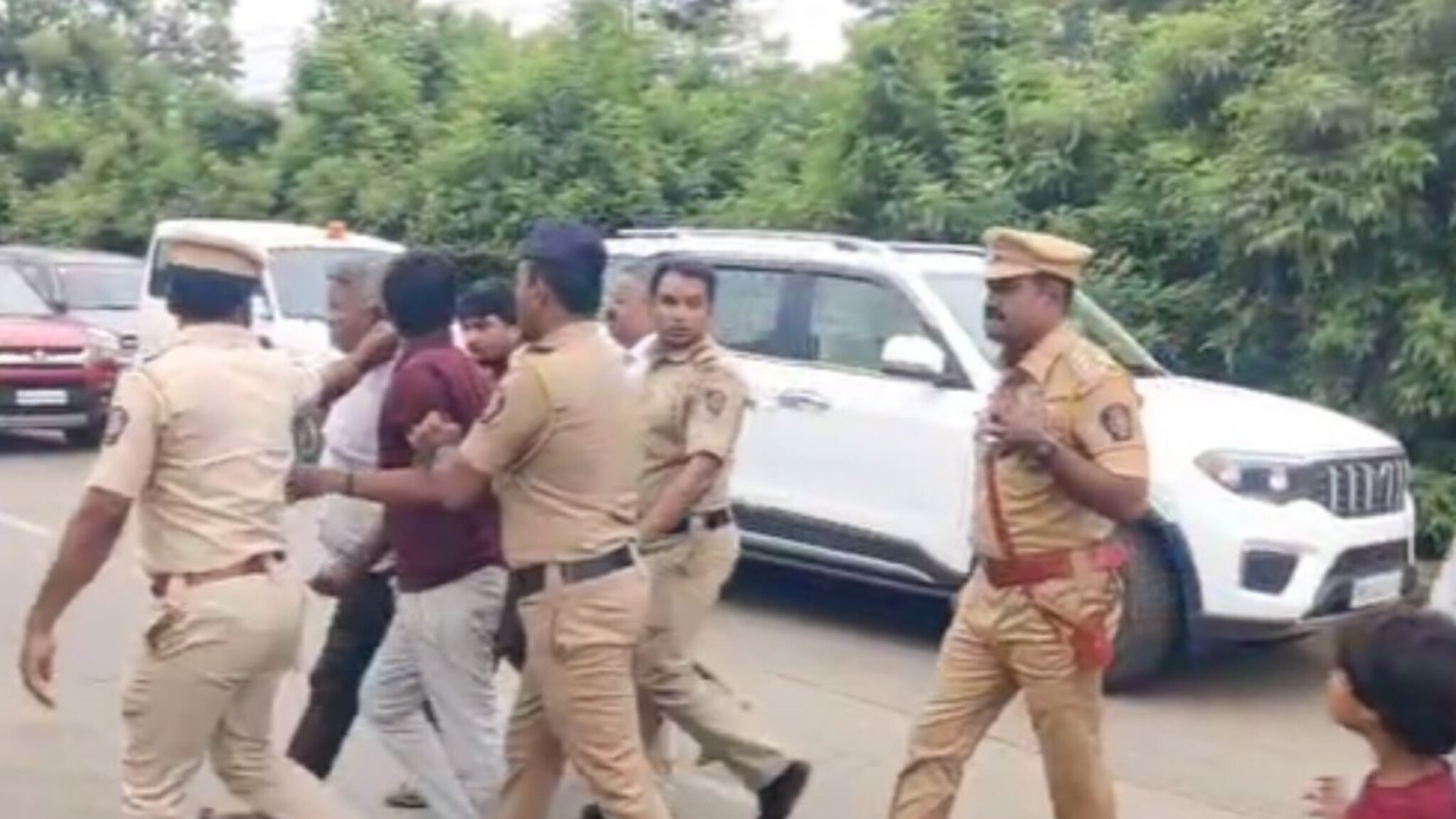 मंत्र्याचा ताफा पाहताच अंगात 'सिंघम' आला, जालन्याच्या DSPची फिल्मी स्टाईलमध्ये आ