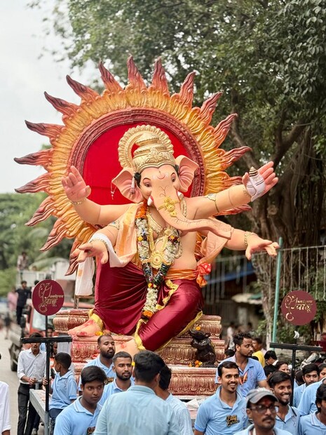 कामाठीपुऱ्याचा कृपाळू गणपती देखील प्रसिद्ध आहे. यंदा बाप्पांची शंखधारी मूर्ती अत्यंत आकर्षक आणि देखणी आहे. 