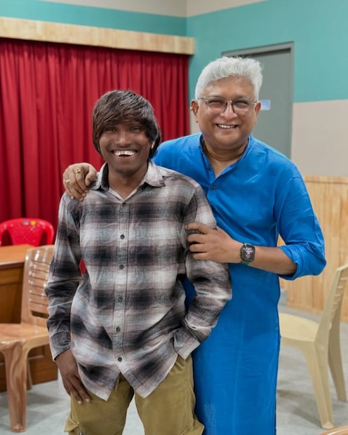 त्यात विशेष नाव म्हणजे बॉलीवूड सुपरस्टार अक्षय कुमार. अक्षयसोबतच मराठी इंडस्ट्रीमधील अनेक लोकप्रिय कलाकारांनीही सूरजच्या लग्नाला उपस्थित राहणार आहेत. अभिनेते अशोक सराफ, रितेश देशमुख, वर्षा उसगांवकर, केदार शिंदे यांची खास उपस्थिती सूरजच्या लग्नात पाहायला मिळाली आहे. 