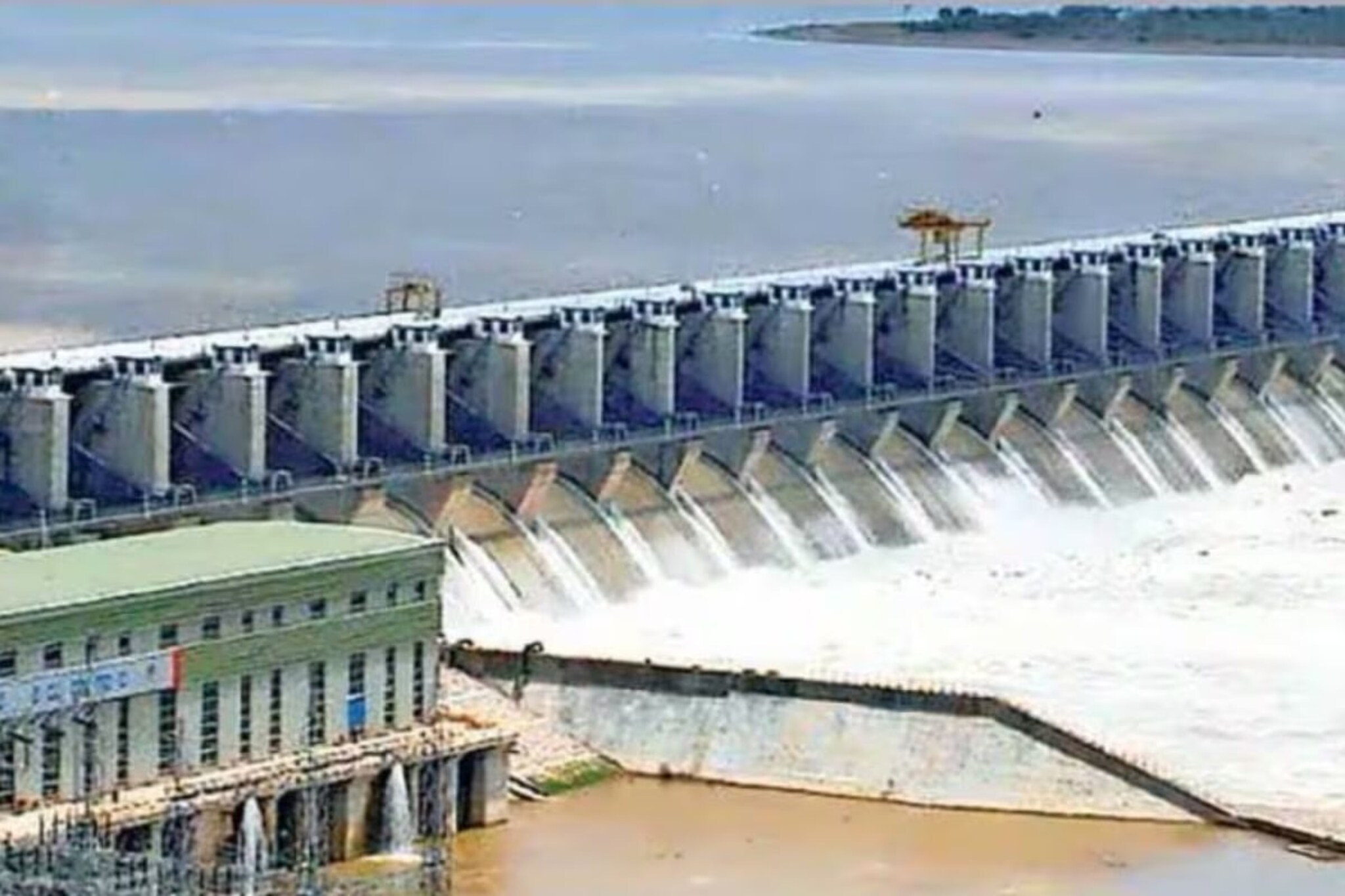 कोल्हापूर सांगलीच्या मदतीला काँग्रेस सरकार, राज्य सरकारने सोडला सुटकेचा नि:श्वास