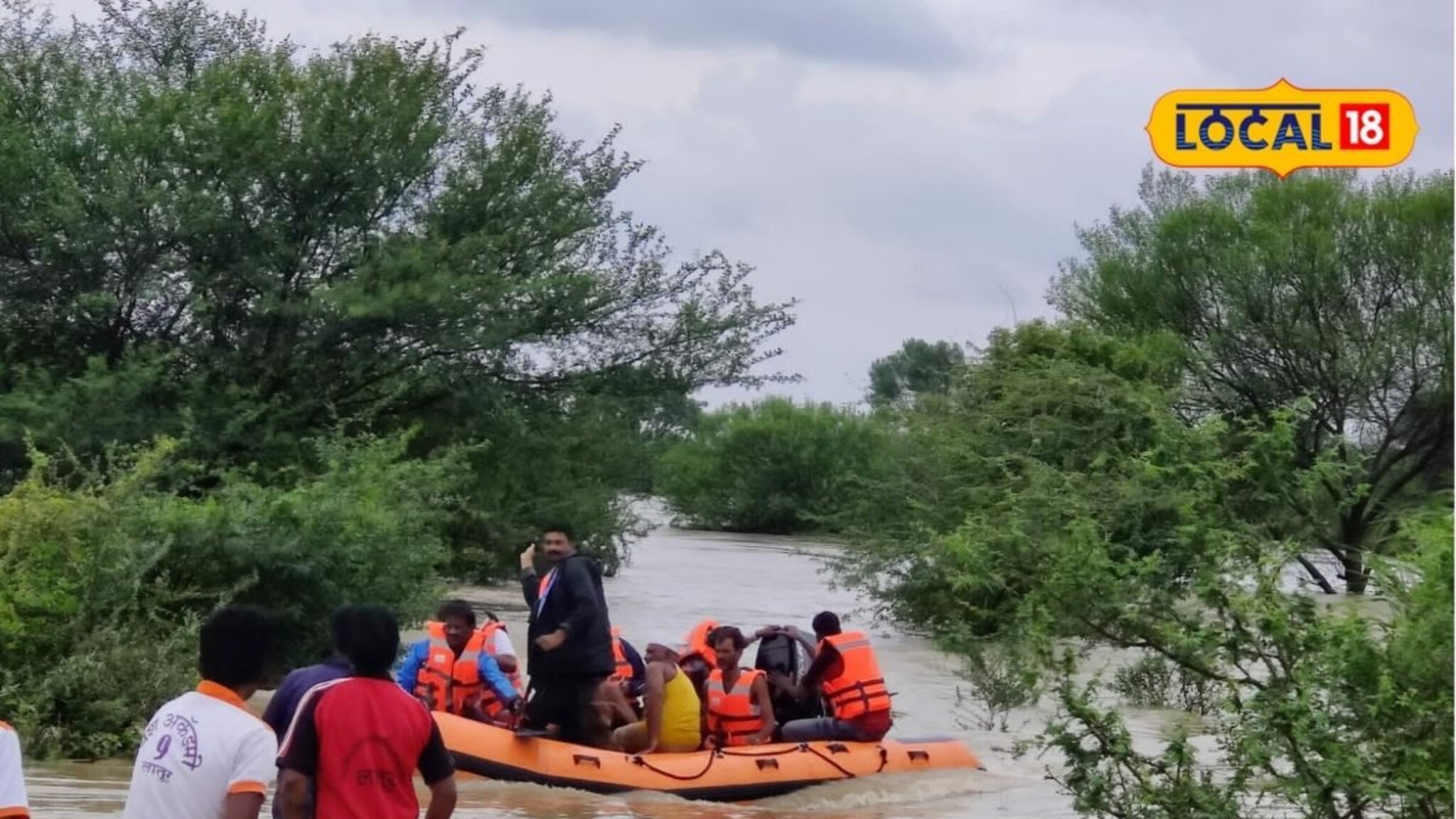 लातूरमध्ये पावसाचं तांडव, नदी-नाल्यांना पूर; 10 जणांची सुटका, सैन्याला पाचारण