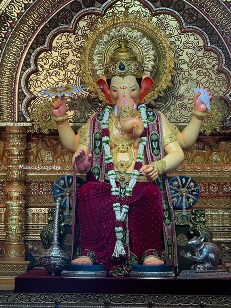 लालबाच्या राजाची वात्सल्य मूर्ती सुवर्ण अलंकरांनी सजवण्यात आली आहे. लालबागच्या राजाची सुवर्ण पाऊलं ते सुवर्ण राज मुकुट असा राजेशाही थाट आपल्याला लालबागच्या राजाचा पहायला मिळत आहे.