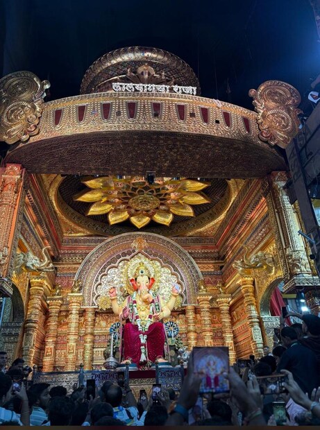 यंदा लालबागच्या राजाचा दरबार हा तिरूपती बालाजीच्या राज मुकुटात बसवण्यात आला आहे… त्यासाठी खास सुवर्ण गजानन महल साकारण्यात आला आहे…