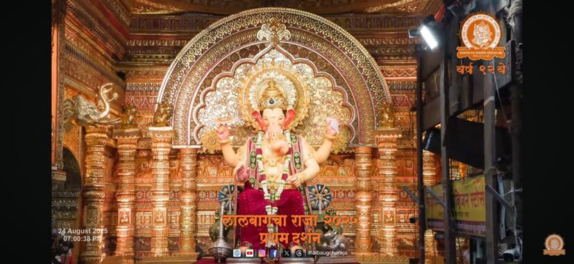 लालबगच दर्शन घेण्यासाठी संपूर्ण महाराष्ट्रातून भाविक लालबागमध्ये दाखल होत असतात. इतकच नव्हे अगदी राजकारण्यांपासून ते मोठमोठ्या सिनेतारकांपर्यंत सर्व जण लालबागच्या चरणी लीन होतात.