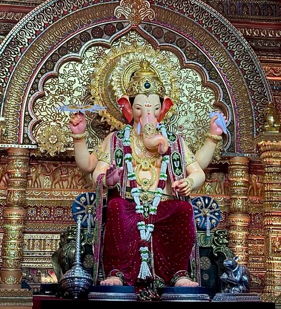  यंदा प्रथमच लालबागच्या राजाच्या दरबाराची उंची ही तब्बल 50 फूट पर्यंत वाढवण्यात आली आहे. 