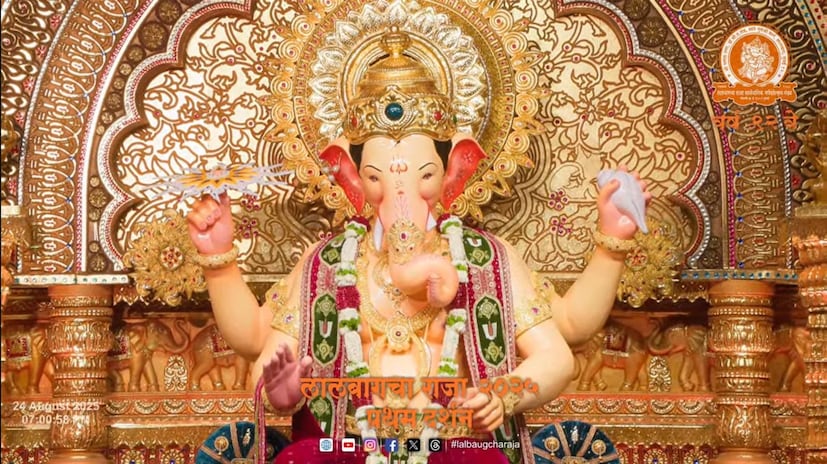 गणेशोत्सव (Ganeshostav) अवघ्या काही दिवसांवर आला असून लालबागच्या राजाची (Lalbaugcha Raja) पहिली झलक पाहायला मिळाली. अगदी पारंपारिक पद्धतीने राजाची पहिली झलक दाखवण्यात आली.  गणेशोत्सव (Ganeshostav) अवघ्या काही दिवसांवर आला असून लालबागच्या राजाची (Lalbaugcha Raja) पहिली झलक पाहायला मिळाली. अगदी पारंपारिक पद्धतीने राजाची पहिली झलक दाखवण्यात आली.