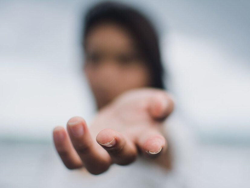 तळव्यावरील त्वचा इतर भागांपेक्षा जाड असते. जाड त्वचेवर केस उगवण्यासाठी जागाच राहत नाही. त्यामुळेही या ठिकाणी केस नसतात.