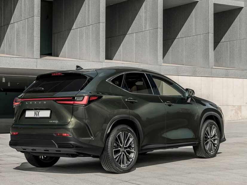  रेडियंट रेड फिनिश एनएक्स एक्सक्विसाइट, लक्झरी आणि एफ-स्पोर्ट ट्रिम लेव्हलसह उपलब्ध आहे, तर व्हाइट नोव्हा एक्सक्विसाइट, लक्झरी आणि ओव्हरट्रॅव्हल ट्रिमसह ऑफर केले जात आहे.