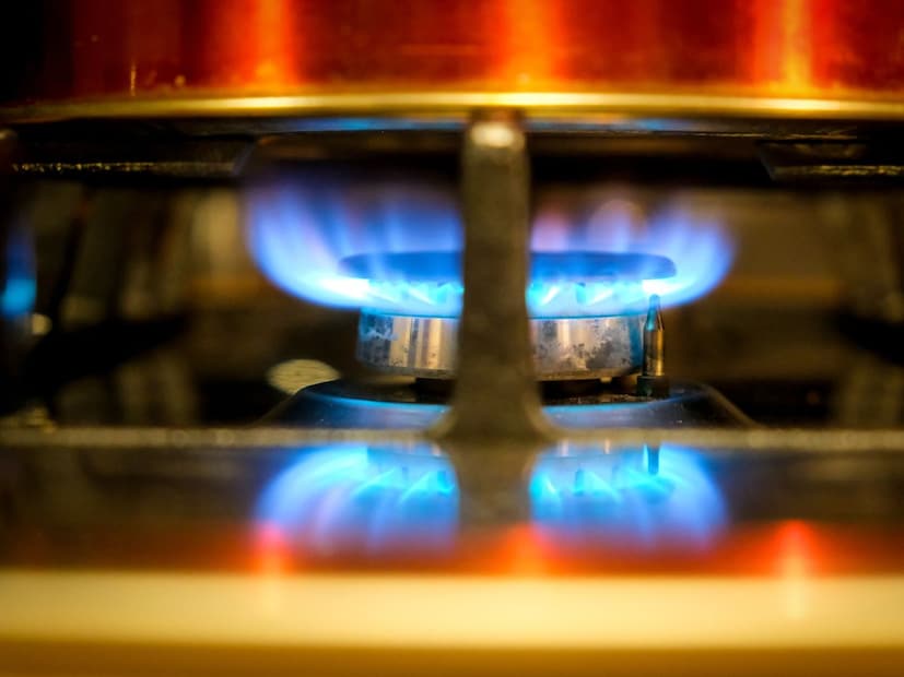 मुंबईत व्यावसायिक सिलिंडरसाठी नागरिकांना १५४२ रुपये मोजावे लागत होते ते आता या महिन्यापासून १५३१.५० रुपये मोजावे लागतील. चेन्नईमध्ये व्यावसायिक सिलिंडर १७५० रुपयांवरून १७३९.५० रुपयांना उपलब्ध होईल. व्यावसायिक सिलिंडरच्या किमतीत बदल झाला असला तरी, घरगुती वापराच्या १४.२ किलो सिलिंडरच्या दरात कोणताही बदल झालेला नाही. 