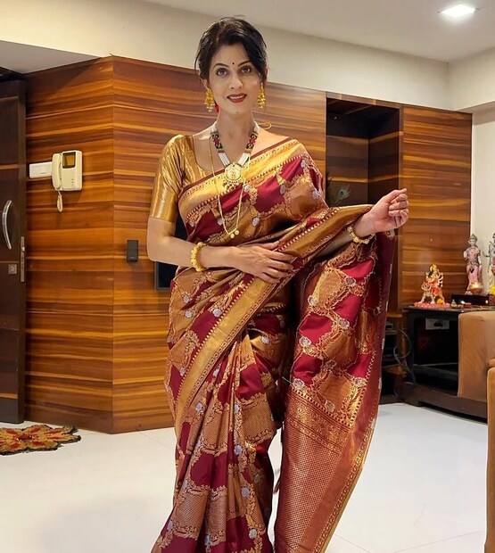 सुख म्हणजे नक्की काय असतं या मालिकेत शालिनी बनून प्रेक्षकांच्या मनावर राज्य करणारी प्रसिद्ध अभिनेत्री माधवी निमकर. मालिका जरी संपली असली तरी माधवी सोशल मीडियाच्या माध्यमातून प्रेक्षकांच्या भेटीला येत असते. सुख म्हणजे नक्की काय असतं या मालिकेत शालिनी बनून प्रेक्षकांच्या मनावर राज्य करणारी प्रसिद्ध अभिनेत्री माधवी निमकर. मालिका जरी संपली असली तरी माधवी सोशल मीडियाच्या माध्यमातून प्रेक्षकांच्या भेटीला येत असते.