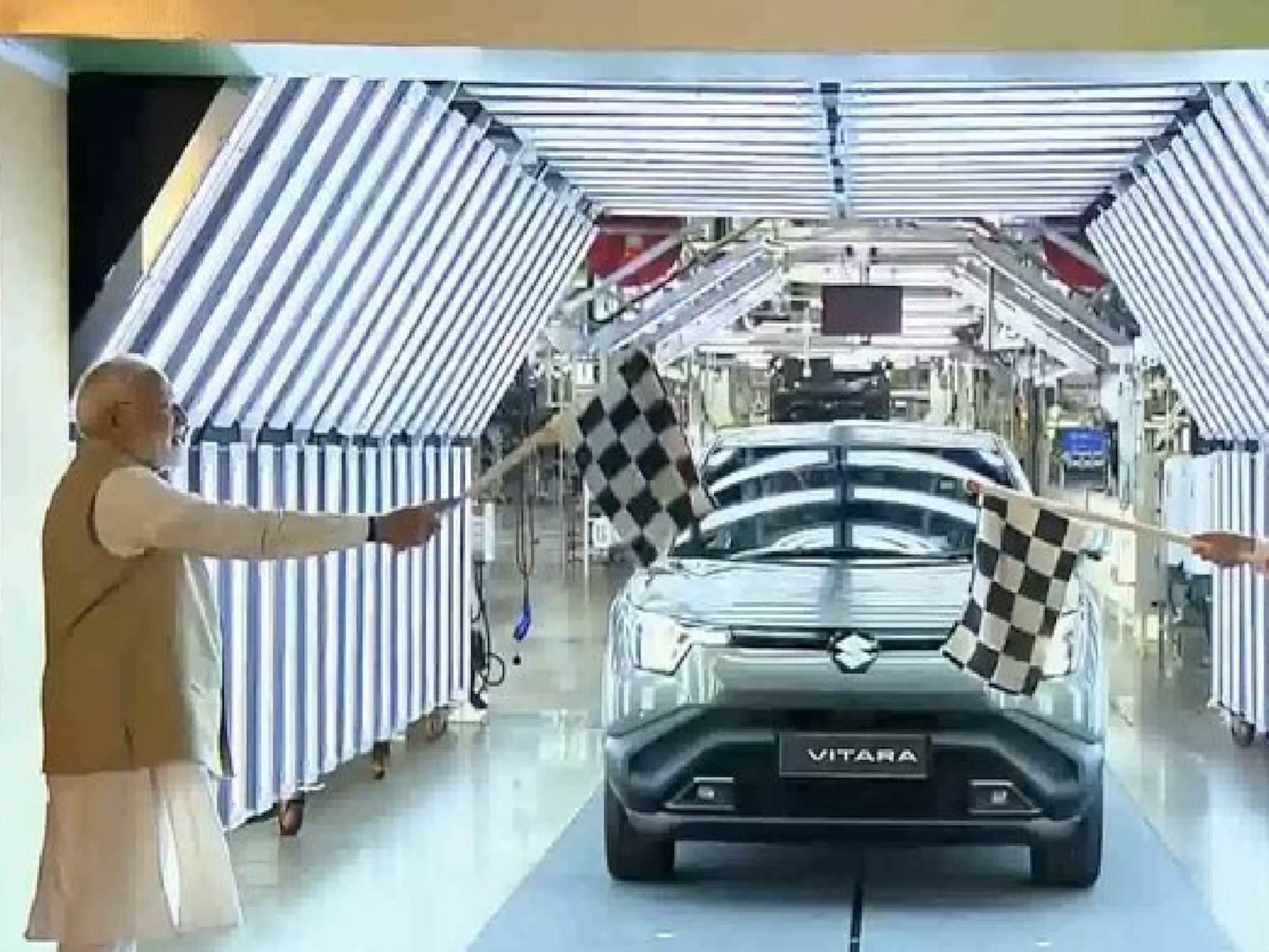 मिडल क्लासची Maruti Suzuki आता नव्या रुपात, पहिल्या EV ला पीएम मोदींनी दाखवला झेंडा