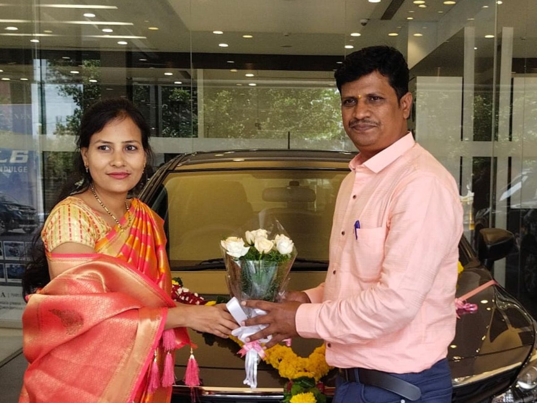 Ratnagiri News: गणपतीसाठी गावी निघाले, घाटातून गायब, शिक्षक दाम्पत्याची कार सापडली, कुटुंबाचं काय झालं?