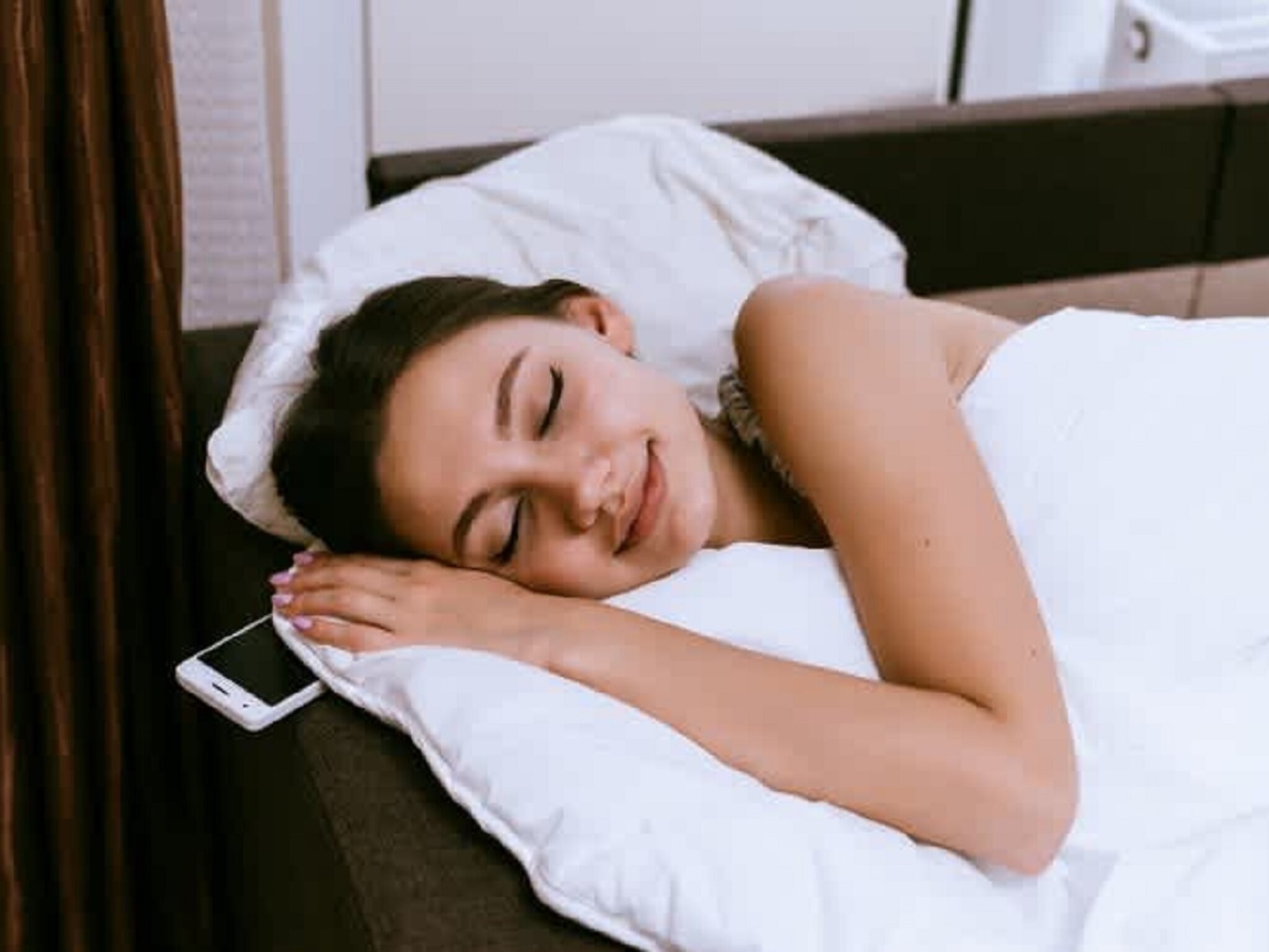 उशीखाली मोबाईल फोन ठेवून झोपल्याने काय होतं? 99% लोकांना चुकीची माहिती