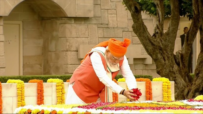 लाल किल्ल्यावर पोहोचण्यापूर्वी पंतप्रधान मोदींनी राजघाटावर जाऊन महात्मा गांधी यांच्या समाधीवर पुष्प अर्पण केले आणि आदरांजली वाहिली. त्या वेळीही त्यांचा हा खास पेहराव दिसून आला. 