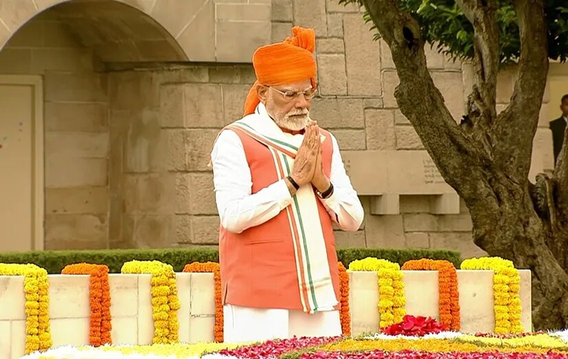 राजघाटावरून त्यांचा पहिला लूक समोर आल्यानंतर, अनेकांनी त्यांच्या पेहरावाची प्रशंसा केली.पंतप्रधान मोदी नेहमीच त्यांच्या अनोख्या लूकमुळे चर्चेत असतात.