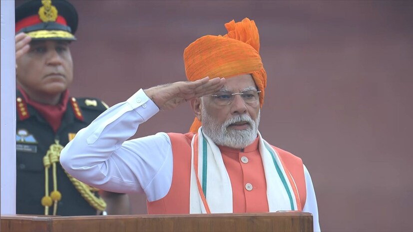 त्यांनी साध्या पांढऱ्या रंगाच्या कुडत्यावर केशरी रंगाचे नेहरू जॅकेट घातले होते, आणि सोबत एक गमछाही घेतला होता. हा पारंपरिक पण आधुनिक लूक खूपच आकर्षक दिसत होता.