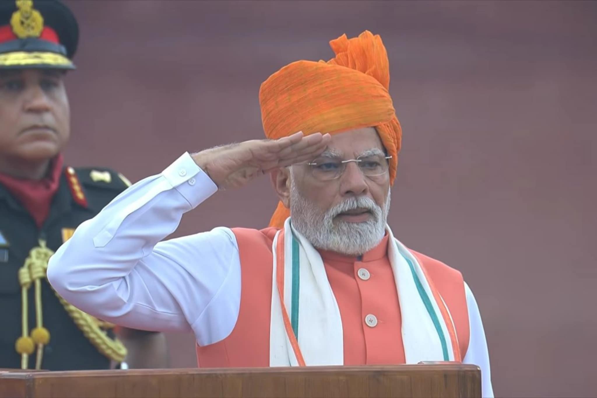 Independence Day: पांढरा कुर्ता-अन् डोक्यावर भगवा फेटा, पीएम मोदींचा खास लूक, लाल किल्ल्यावरचे PHOTO