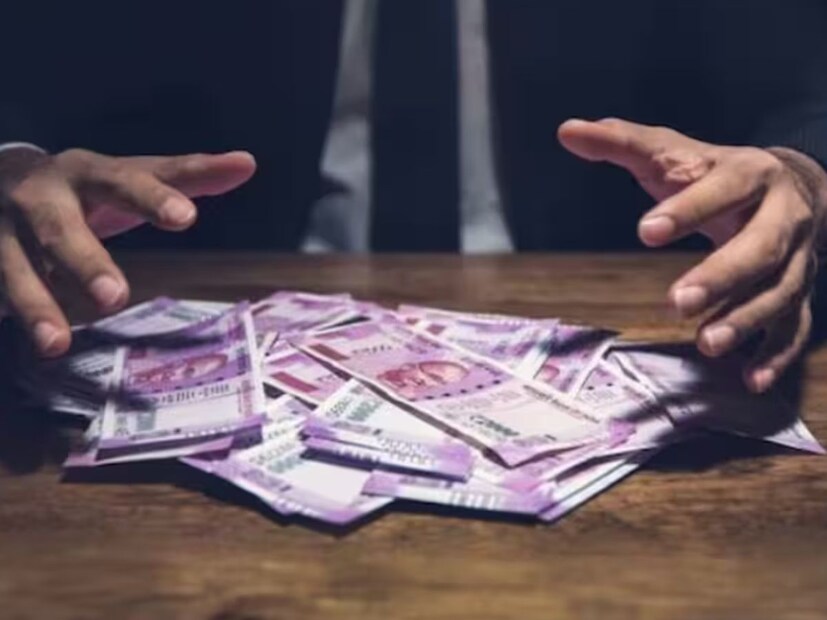 ही सर्व माहिती अपडेट करता येते : आरबीआय गव्हर्नर संजय मल्होत्रा यांनी माहिती दिली आहे की जनधन योजनेला 10 वर्षे पूर्ण झाल्यानंतर अनेक खात्यांची माहिती जुनी झाली आहे. त्यामुळे बँकांना पंचायत स्तरावर शिबिरे आयोजित करून लोकांना मदत करण्याचे निर्देश देण्यात आले आहेत. या शिबिरांमध्ये तुम्ही तुमचे आधार कार्ड, पत्ता आणि फोन नंबर यासारखी माहिती अपडेट करू शकता. ही प्रक्रिया खूप सोपी आहे आणि जास्त वेळ लागत नाही. तुम्हाला फक्त आधार कार्ड, पॅन कार्ड किंवा इतर कोणतेही ओळखपत्र यासारखी तुमची महत्त्वाची कागदपत्रे घ्यायची आहेत.