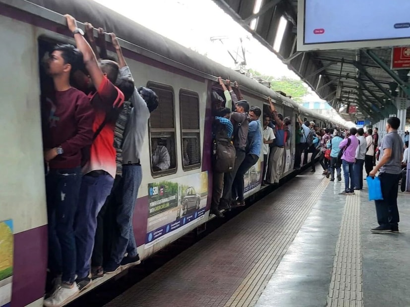 प्रवाशांनी भरलेल्या प्लॅटफॉर्मवर आणि थांबलेल्या गाड्यांमध्ये प्रवासी प्रचंड त्रस्त आहेत. प्रत्येक जण आपल्या घड्याळाच्या काट्याकडे पाहत हताश होऊन पाहात आहेत. आज पुन्हा एकदा लेट मार्क लागणार हे दिसत आहे. 