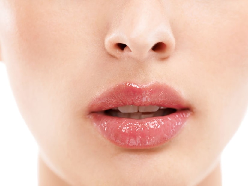 तुमचे ओठ खूप फाटलेले असतील तर तुम्ही त्यात थोडे मध देखील घालू शकता. मधात नैसर्गिक आर्द्रता टिकवून ठेवणारे गुणधर्म असतात. यामुळे कोरडेपणा कमी होण्यास मदत होते आणि हळूहळू त्यांचा नैसर्गिक गुलाबीपणा परत येतो.