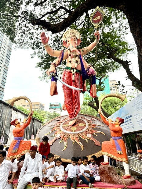 मुंबईतील कामाठीपुरा येथील पंचशील विघ्नहर्ता गणेश मंडळ प्रसिद्ध आहे. बाप्पांची मूर्ती उभ्या रुपात असून चतुर्भूज आहे. एका हातात तलवार असून बाप्पा ढालीवर उभे दिसत आहेत. 