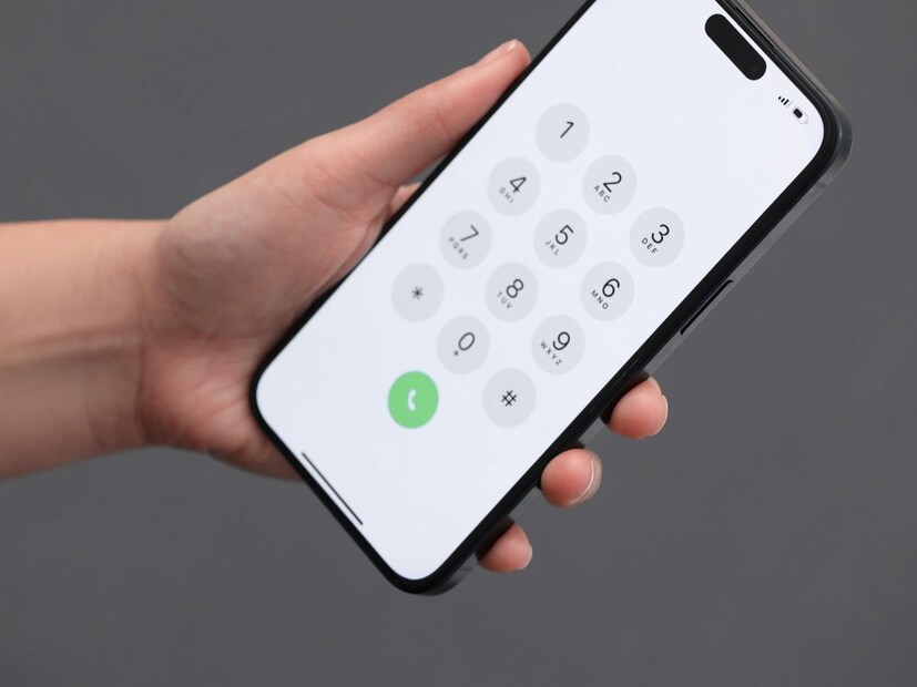 गुगलचा हा बदल वापरकर्ता अनुभव सुधारण्यासाठी आणि पॉकेट कॉल्स थांबवण्यासाठी आहे. मात्र, अचानक झालेल्या बदलामुळे वापरकर्त्यांना थोडा गोंधळ निर्माण झालाय. ज्यांना नवीन इंटरफेस नको आहे, ते वरील स्टेप्स फॉलो करून जुन्या सेटिंग्ज परत आणू शकतात.