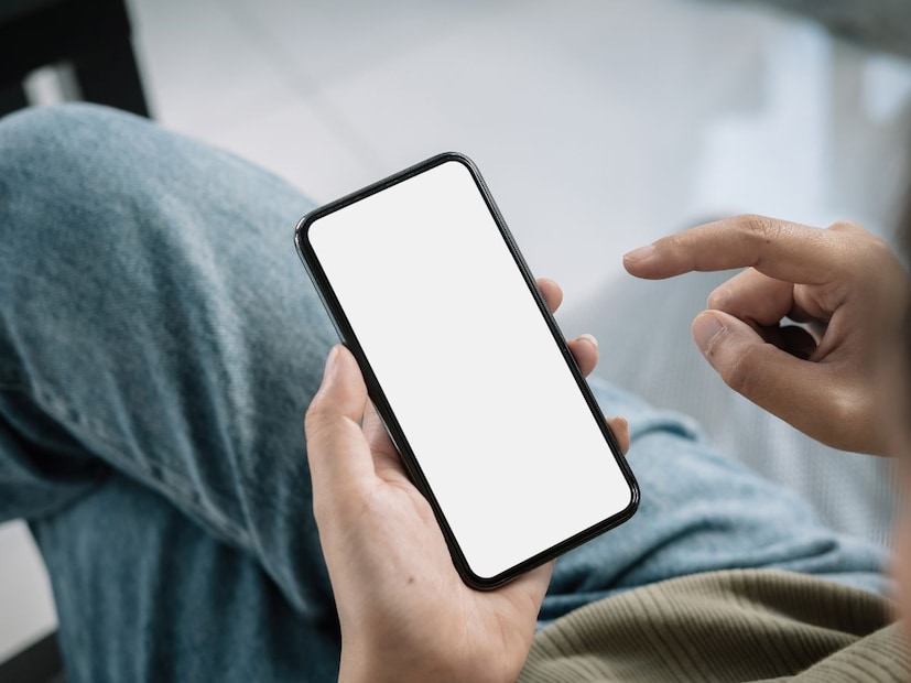 अँड्रॉईड फोनमध्ये गुगलचं नवीन अपडेट आलं आहे. त्यामुळे बहुतांश फोनचे फीचर्स किंवा सेटिंग्स बदलल्या आहेत. यामध्ये फोनमधील Dialer Screen (phone dialer screen change) आपोआप बदलली आहे. काहींना वाटलं की फोन बिघडला आहे, तर काहींना “आता कॉल कसा उचलायचा?” असा प्रश्न पडला आहे. अँड्रॉईड फोनमध्ये गुगलचं नवीन अपडेट आलं आहे. त्यामुळे बहुतांश फोनचे फीचर्स किंवा सेटिंग्स बदलल्या आहेत. यामध्ये फोनमधील Dialer Screen (phone dialer screen change) आपोआप बदलली आहे. काहींना वाटलं की फोन बिघडला आहे, तर काहींना “आता कॉल कसा उचलायचा?” असा प्रश्न पडला आहे.