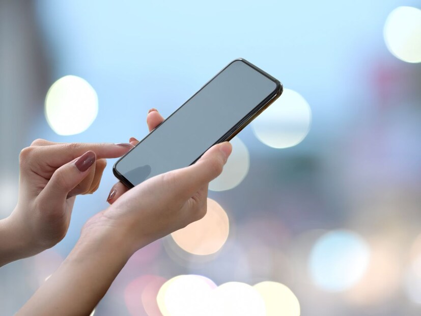 खरं तर हा बदल तुमच्या फोनमध्ये अचानक झालेला नसून गुगलने आपल्या Phone by Google App मध्ये नवा डिझाइन अपडेट केला आहे. या अपडेटमध्ये नवे फीचर्स, सोपं इंटरफेस आणि आकर्षक डिझाइन आणलं आहे. यामागचा उद्देश असा आहे की फोन हाताळताना चुकीने कॉल लागणे किंवा कट होणं टाळणं.