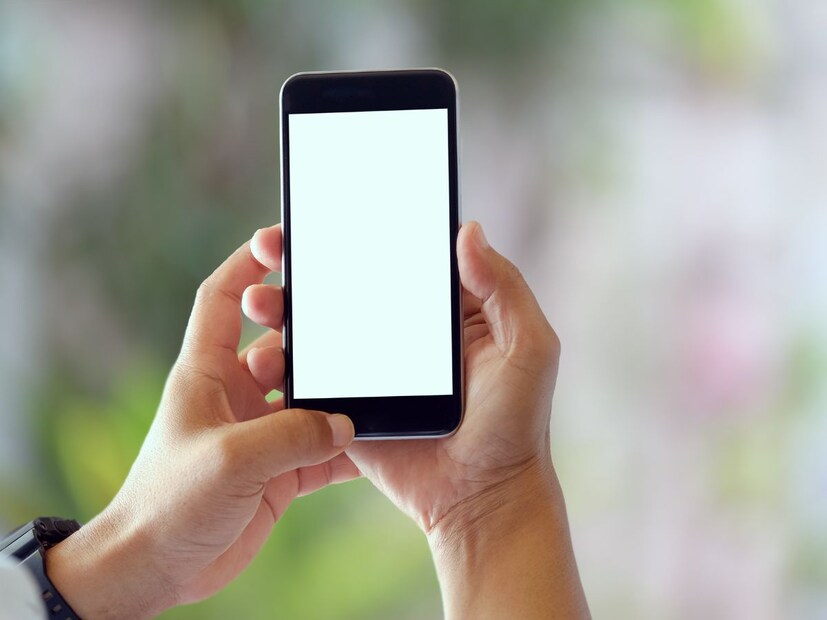 नवीन डिझाइन (Material 3 Expressive) : रंगीत, गोलसर फ्रेम्स, अॅनिमेशन आणि पिल-आकाराची बटन्स आले आहेत. प्रत्येक कॉल वेगळा दिसत असल्यामुळे मिस्ड किंवा रिपीट कॉल पटकन ओळखता येतात.