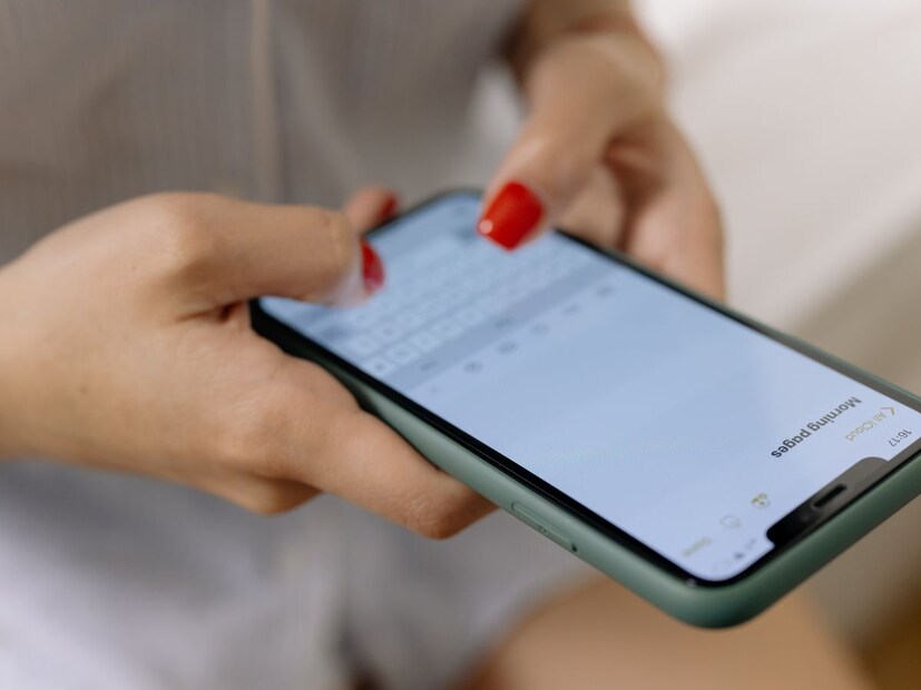 होम टॅब वरती आवडते (Favorites) कॉन्टॅक्ट्स आणि त्याखाली सर्व कॉल्सची यादी. आता प्रत्येक कॉल स्वतंत्रपणे दिसतो.