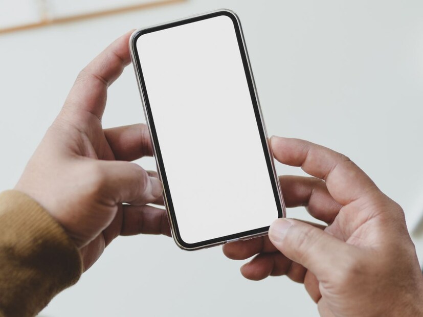 इनकमिंग कॉल इंटरफेस : आडवा स्वाइप (Horizontal Swipe) – उजवीकडे ओढलं की कॉल उचलला जाईल, डावीकडे ओढलं की नाकारला जाईल. आधी सिंगल टॅप बटण होतं. आता या बदलामुळे फोन खिशातून काढताना चुकीने कॉल लागणे कमी होईल.