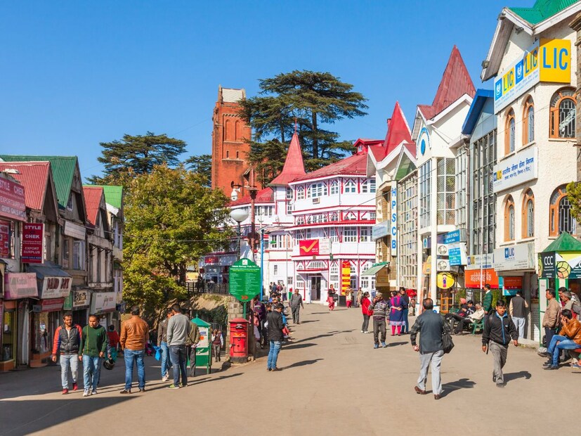 शिमला – डोंगररांगा आणि बर्फाचं सौंदर्यहिमाचल प्रदेशातील शिमला हे प्रेमी युगुलांसाठी नेहमीच आकर्षणाचं ठिकाण आहे. हिवाळ्यात बर्फाचं आच्छादन, हिरव्या डोंगररांगा, मॉल रोडवरील फेरफटका आणि टॉय ट्रेनची सफर हे सगळं शिमलाला रोमँटिक बनवतं. जोडपी येथे निसर्गाचा आनंद घेत स्कीईंग, आइस स्केटिंग आणि स्नोफॉलचा आनंद लुटू शकतात.