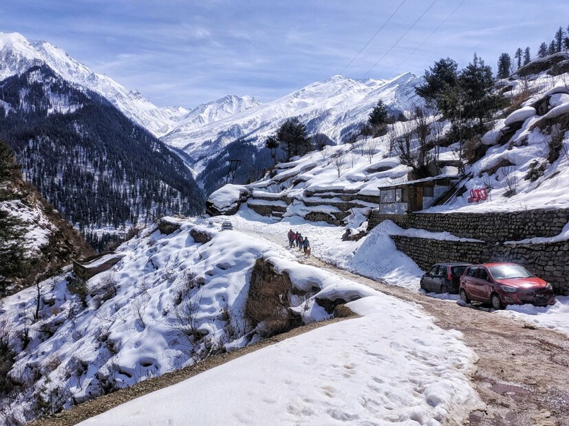 मनाली – साहस आणि प्रेमाचा संगममनाली हे साहसप्रेमी आणि निसर्गप्रेमी जोडप्यांसाठी स्वर्ग आहे. बर्फाच्छादित पर्वत, सोलंग व्हॅलीतील पॅराग्लायडिंग, रोहतांग पासमधील स्नो स्कीईंग आणि नदीतील राफ्टिंग हे अनुभव रोमांचक आणि रोमँटिक दोन्ही आहेत.