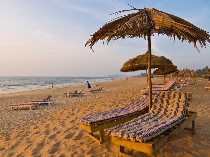 गोवा – बीचेस आणि नाईटलाइफचा जल्लोषगोवा हे प्रेमी युगुलांसाठी नेहमीच हॉटस्पॉट आहे. सुंदर समुद्रकिनारे, सनसेट क्रूज, वॉटर स्पोर्ट्स, बीच पार्ट्या आणि कॅफेमधील कँडल लाइट डिनर हे सगळं गोव्याला खास बनवतं. अरबी समुद्राच्या लाटांसोबत हातात हात घालून फिरण्याचा अनुभव अविस्मरणीय असतो.