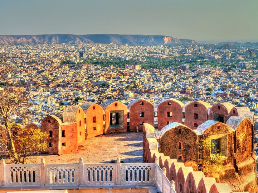 उदयपूर – तलावांचं शहर आणि राजेशाही प्रेमकथाराजस्थानातील उदयपूरला 'लेक सिटी' म्हणतात. येथील सिटी पॅलेस, पिछोला लेक, फतेहसागर लेक आणि रोमँटिक बोट राईड्स ही ठिकाणं स्वप्नवत अनुभव देतात. पॅलेस हॉटेलमध्ये राहून राजेशाही डिनरचा आनंद घेणं हे प्रत्येक जोडप्याचं स्वप्न असतं.