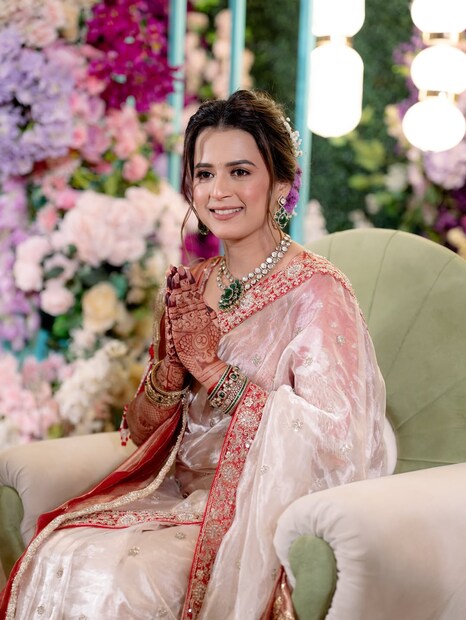 मुंबई: 'स्वराज्यरक्षक संभाजी' या लोकप्रिय मालिकेतून महाराष्ट्राच्या घराघरात पोहोचलेली आणि 'महाराणी येसूबाई' म्हणून प्रेक्षकांच्या मनात घर करून राहिलेली अभिनेत्री प्राजक्ता गायकवाड सध्या तिच्या खासगी आयुष्यामुळे चर्चेत आहे. मुंबई: 'स्वराज्यरक्षक संभाजी' या लोकप्रिय मालिकेतून महाराष्ट्राच्या घराघरात पोहोचलेली आणि 'महाराणी येसूबाई' म्हणून प्रेक्षकांच्या मनात घर करून राहिलेली अभिनेत्री प्राजक्ता गायकवाड सध्या तिच्या खासगी आयुष्यामुळे चर्चेत आहे.