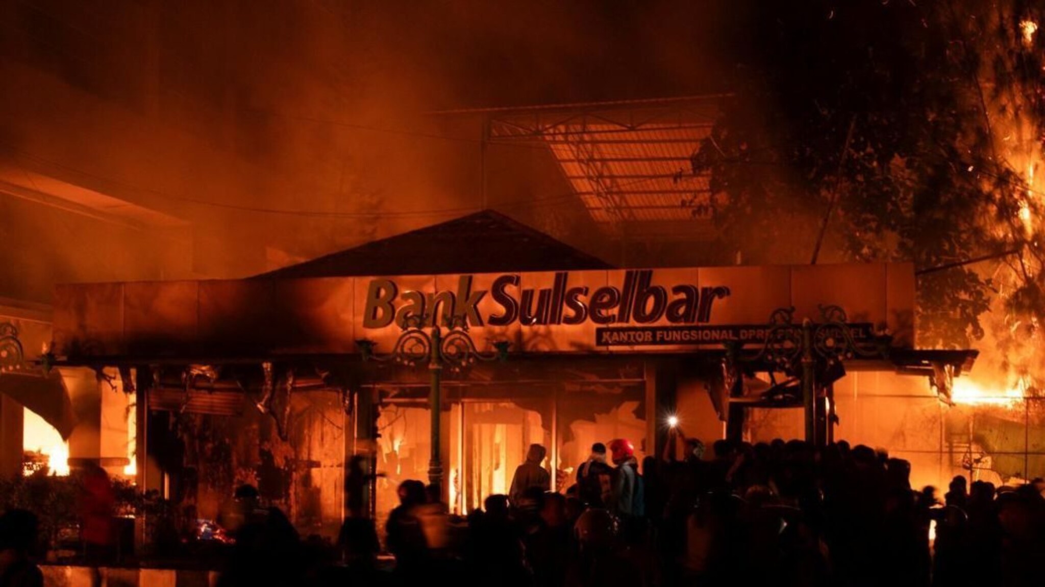 इंडोनेशियात जनता आऊट ऑफ कंट्रोल, हजारोंचा रुद्रावतार, सरकार बिथरलं; संसदेत घुसण्याचा प्रयत्न, इमारत पेटवली