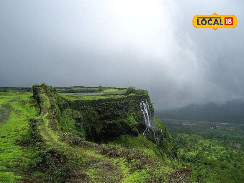 लोणावळा: लोणावळा हे पुण्यातील सर्वात लोकप्रिय पर्यटनस्थळ म्हणून ओळखले जाते. मुंबई आणि पुणे ह्या दोन मोठ्या शहरांच्या मध्य भागावर लोणावळा हे हिलस्टेशन आहे. पुण्यापासून 65 किलोमीटर अंतरावर असलेल्या लोणावळ्यात 2 तासांचा प्रवास करून पोहोचता येते. टायगर पॉईंट, ओसंडून वाहणारे धबधबे आणि थंड वातावरण पर्यटनासाठी आकर्षित करतं.