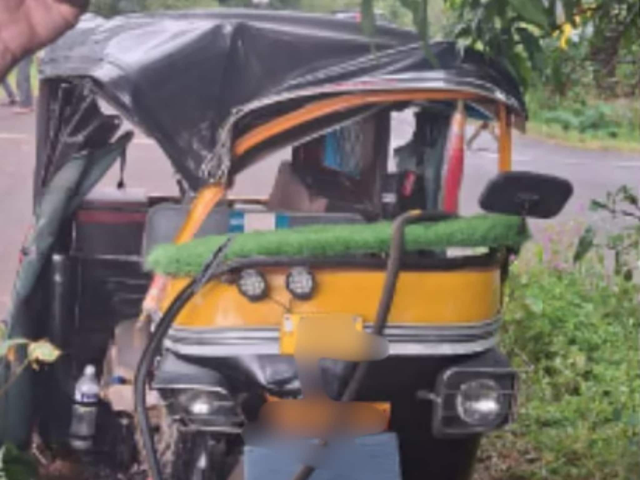 Raigad Accident : रायगडमध्ये रिक्षाचा भयानक अपघात, ठाकरे गटाच्या शाखा प्रमुखासह तिघांचा जागीच मृत्यू