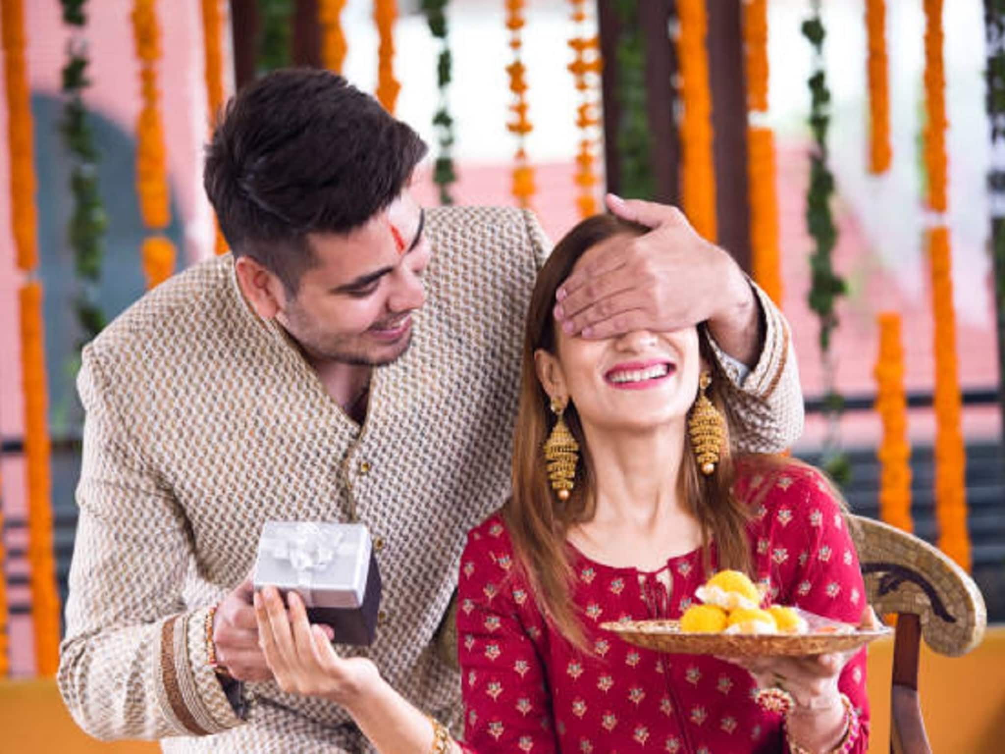 राखी पोर्णिमेला बहिणीला काय गिफ्ट देताय? 1000 मध्ये आहेत हे बेस्ट ऑप्शन