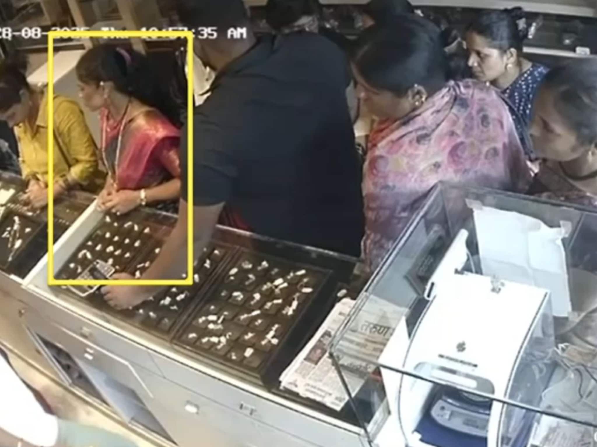 ग्राहक बनून आलेल्या महिलांची हातचलाखी, ज्वेलर्स मालकाच्या डोळ्यादेखत दागिन्यांची चोरी, घटनाक्रम CCTV कैद