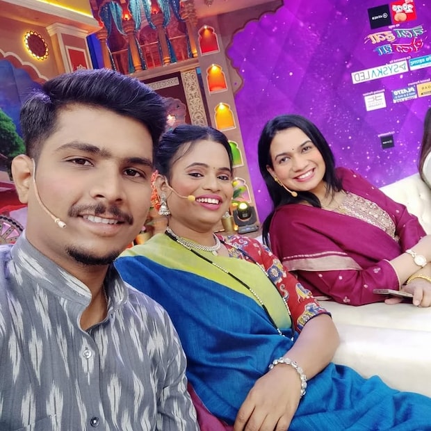 मुंबई : कोकणी आणि मराठी प्रेक्षकांमध्ये आपल्या खास 'देसी कंटेंट' मुळे लोकप्रिय झालेल्या 'रेड सॉइल स्टोरीज' या युट्यूब चॅनलचा निर्माता शिरीष गवस यांचे अकाली निधन झाल्याने मोठी हळहळ व्यक्त झाली होती. मेहनतीने लाखोंच्या घरात पोहोचलेल्या या चॅनेलच्या निर्मात्याने वयाच्या तिशीतच जगाचा निरोप घेतल्यामुळे अनेकांना धक्का बसला. 